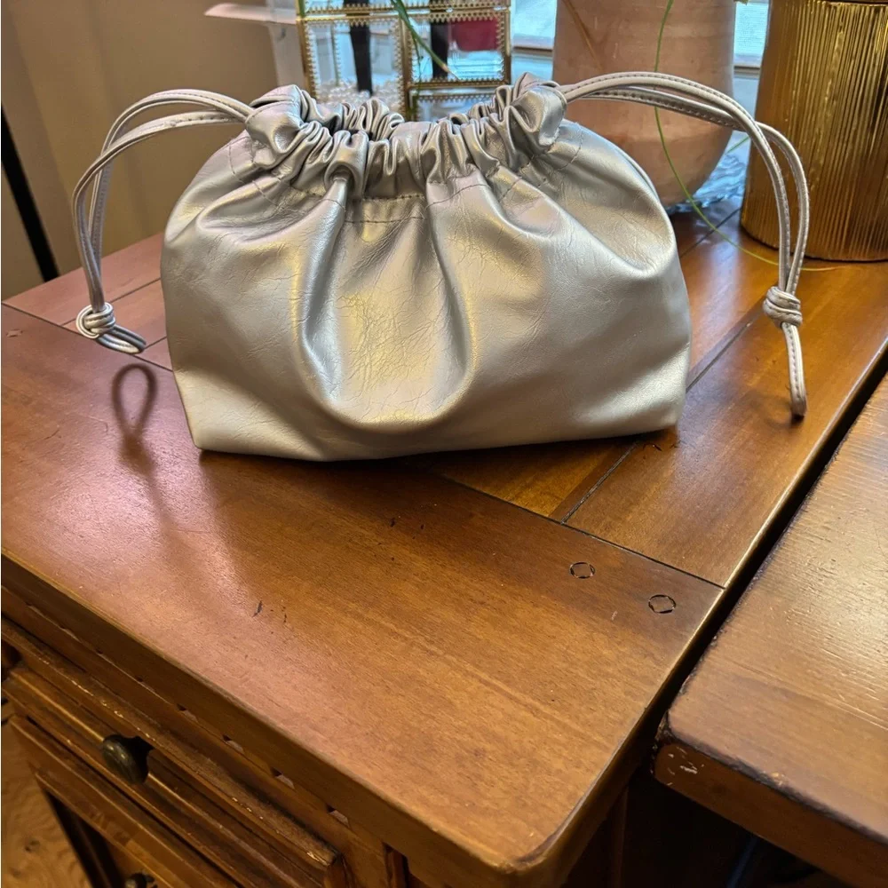 Universal Thread Metallic Silver Shoulder Bag with Gold Chain Strap 💎